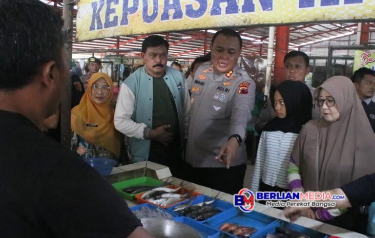 Polres Blora DisdagkopKabupaten Blora laksanakan Operasi Pasar Tradisional Sdomakmur