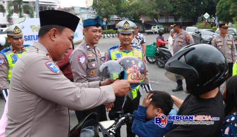 Baksos Berkah Ramadhan 1446 H, Polres Blora Bagikan Paket Makanan dan Helm Gratis