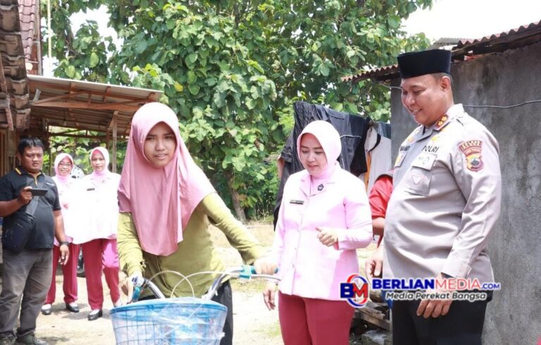 Kapolres Blora Belikan Sepeda untuk Shafira, Siswi SMPLB Randublatung