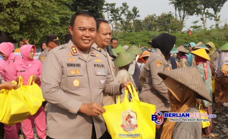 Polres Blora Bagikan Puluhan Nasi Kotak pada Petugas Pengelola Limbah di TPA Blora