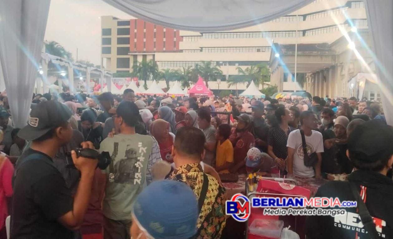 Masyarakat Semarang dan sekitarnya tumpah ruah makan soto gratis di halaman Balai Kota Semarang, Minggu malam (4/5). Foto : Dok Absa 