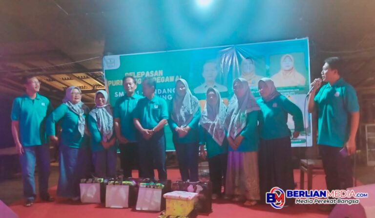 Pelepasan Purna Tugas Pegawai SMA 1 Gondang Tulung Agung di Prima Raja Resto Semarang