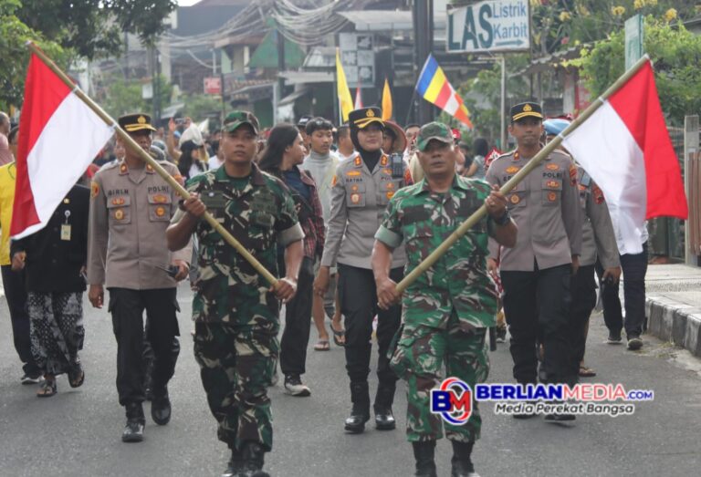 Amankan perjalanan Bhiksu Thudong, Kapolres Semarang Ikut Berjalan Kaki
