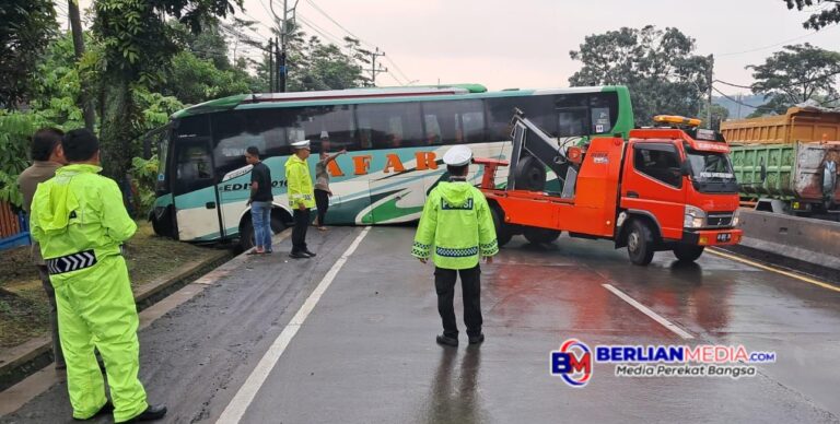 Bus Safari Solo–Semarang Tergelincir di Turunan Bawen, Diduga Akibat Aquaplaning