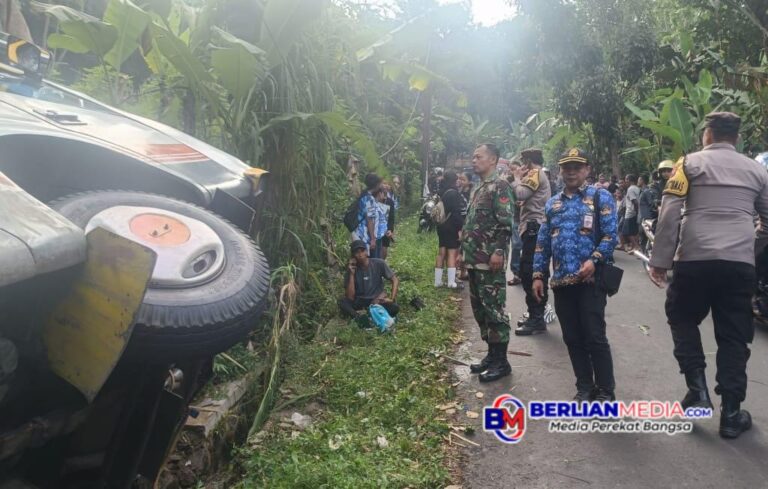 Babinsa Koramil Subah Bantu Evakuasi Bus Pariwisata, yang Terguling di Desa Bandung Pecalungan