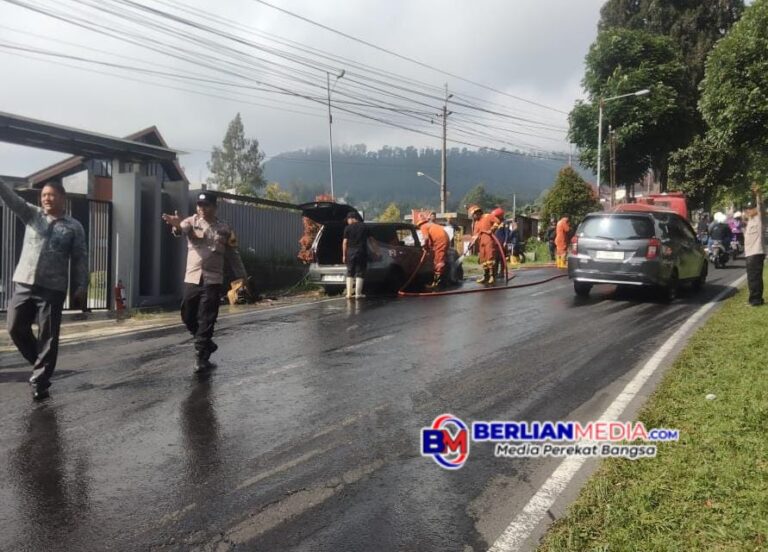 Akibat Konsleting Kabel Listrik Nissan Livina Milik Warga Salatiga Terbakar di Getasan