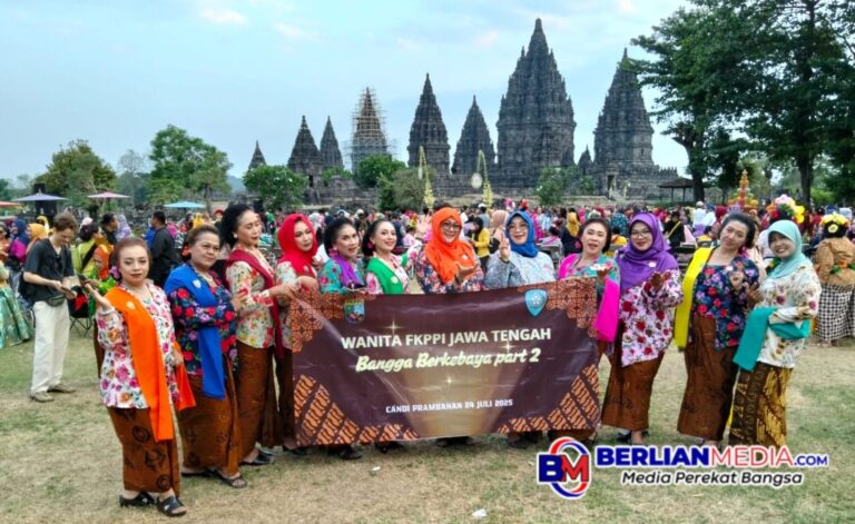 Wanita FKPPI PD IX Jateng Meriahkan Hari Kebaya Nasional 2025 di Candi Prambanan