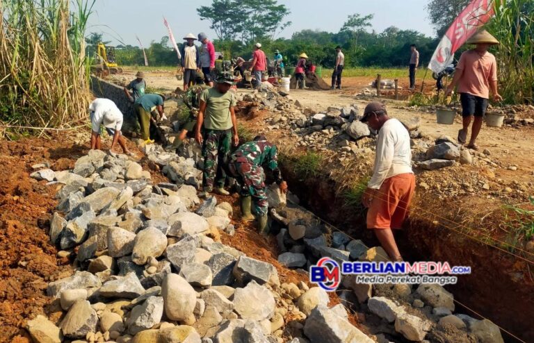 Satgas TMMD Sengkuyung Tahap III Kodim 0736/Batang Bersama Warga Fokus Pengerjaan Talud