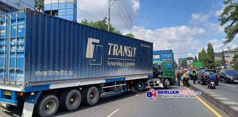 Tak Kuat Ditanjakan Ungaran, Truk Trailer Tutup Jalur Utama Semarang-Solo