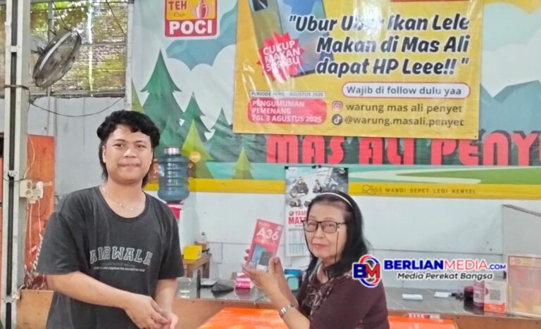 Warga Wonodri Pelanggan Setia Warung Makan Mas Ali Sompok Semarang Terima Hadiah Handphone