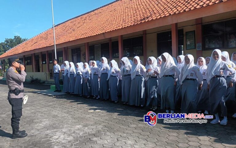 Cegah Kenakalan Remaja, Polsek Cepiring Berikan Pembinaan di SMK Bhakti Kencana