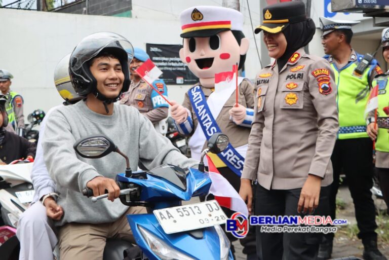 Semangat Bulan Kemerdekaan, Polres Semarang Bagikan Bendera Merah Putih