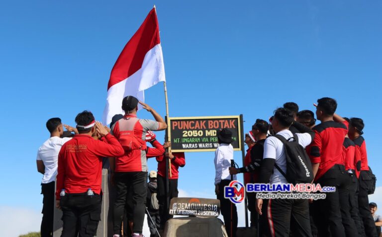 Rangkaian HUT Republik Indonesia Ke 80, Polres Semarang kibarkan bendera merah putih di puncak Gunung Ungaran.