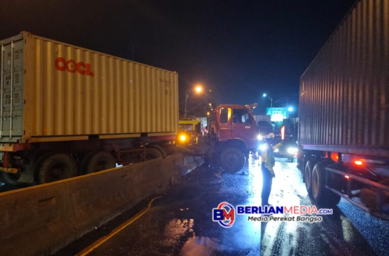 Hindari Sepeda Motor, Kontainer Lompati Pembatas Jalan di Depan Cimory Kabupaten Semarang