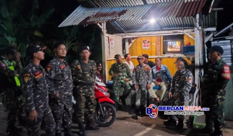 Sambangi Pos Kamling, Babinsa Ajak Warga Aktif Jaga Kamtibmas