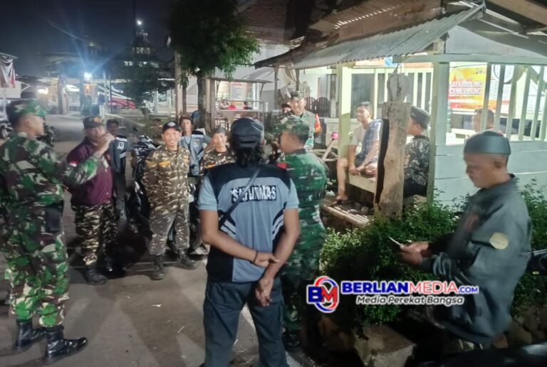 Babinsa Koramil 13/Banyuputih Bersama Banser Tinjau Pos Kampling, Ajak Warga Jaga Kamtibmas