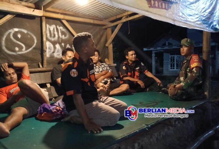 Tingkatkan Siskamling, Danramil Didampingi Babinsa dan Ormas Kontrol Ronda Malam Desa Wuni Subah