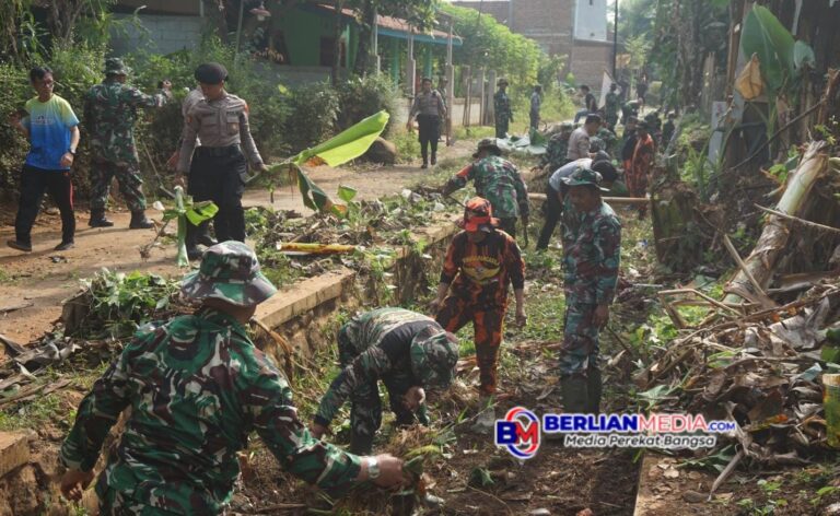 Kodim 0736/Batang Gelar Karya Bhakti Teritorial Prima Bersihkan Pesantren dan Saluran Air