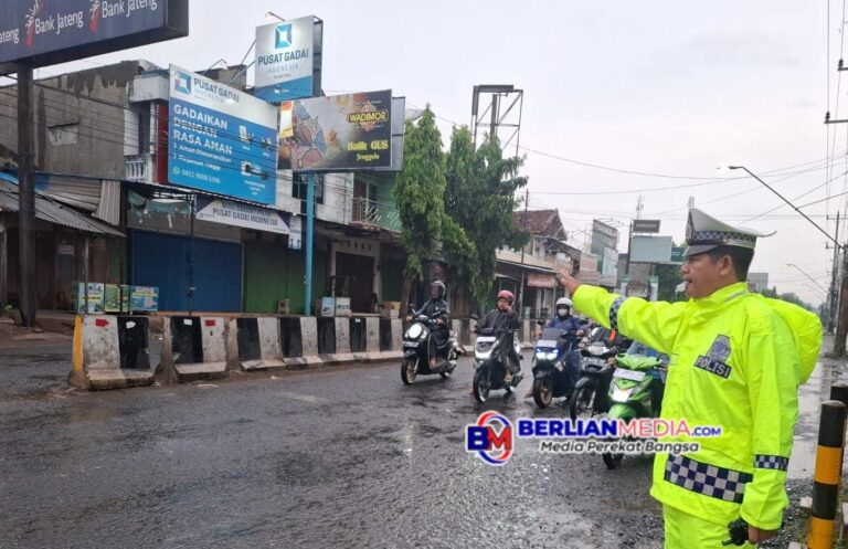 Dedikasi Tanpa Batas, Polres Jepara Gelar Pengaturan Arus Lalu Lintas di Jalur Padat Meski Diguyur Hujan
