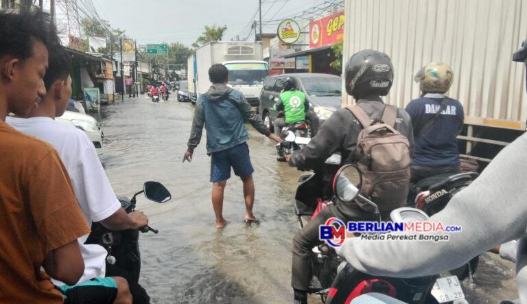 Hujan Deras Sejak Pagi Sebabkan Banjir di Banyak Ruas Jalan Kota Semarang