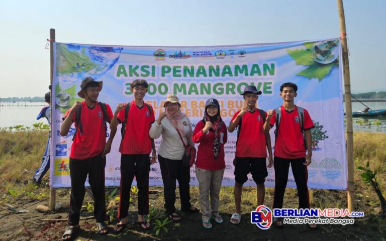 Pelajar SMA 4 Semarang Tanam Mangrove di Pulau Tirang, Dukung Program “Mageri Segoro”