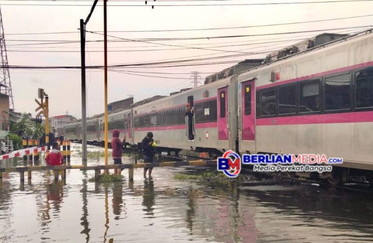 Antisipasi Genangan Air di Jalur KA Semarang Tawang – Alastua KAI Daop 4 Siagakan Petugas dan Lokomotif Diesel Hidrolik