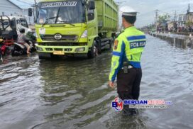 Satlantas Polres Demak Atur Arus dan Evakuasi Pengendara Mogok Depan PT Polytron Akibat Banjir Polres Demak_Banjir Sayung