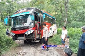 Bus Rombongan Ziarah Terperosok di Tanjakan Desa Plukaran Gembong, Tak Ada Korban Jiwa Polresta Pati_Bus Terperosok