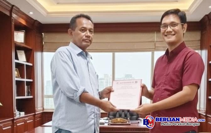 Ketua PWDPI Jateng Serahkan SK Kepengurusan PWDPI Kota Semarang