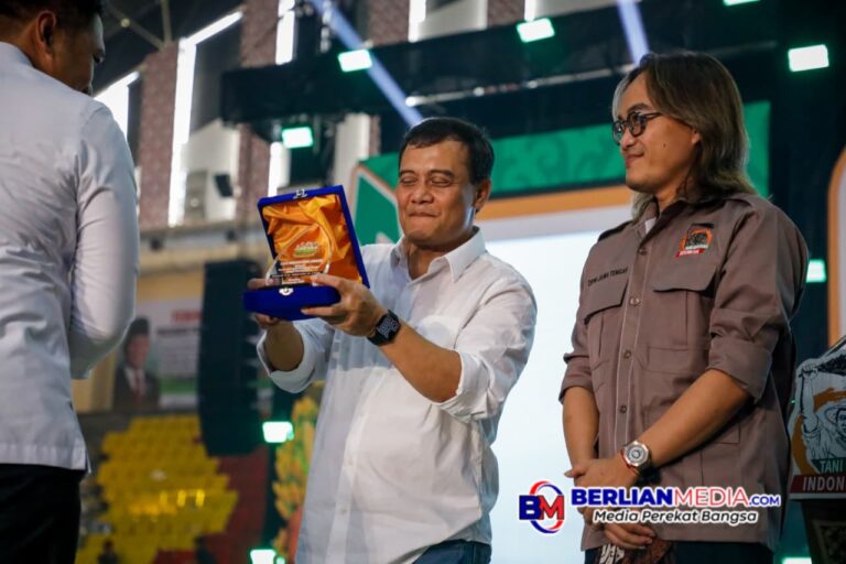 Jateng Surplus Padi, Gubernur Ahmad Luthfi Dianugrahi Kepala Daerah Swasembada Pangan