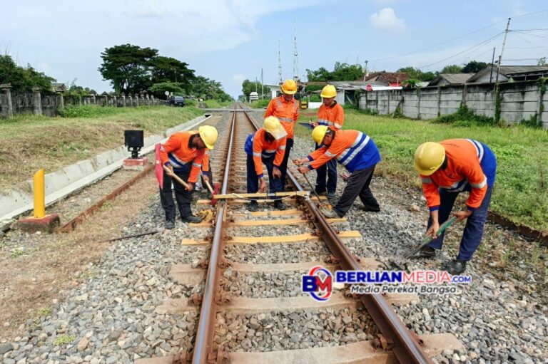 Tingkatkan Kenyamanan dan Keselamatan Perjalanan Kereta Api, KAI Daop 4 Semarang Perbaiki Geometri Rel di 86 Titik Perlintasan
