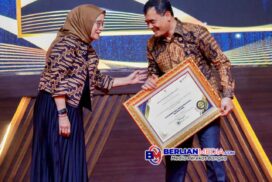 Gubernur _Terima Penghargaan