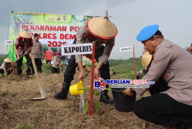 Peduli Lingkungan, Polres Demak Tanam 500 Pohon Jati Bersama Warga