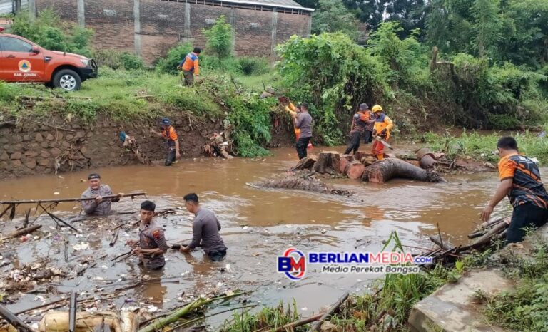 Peduli Lingkungan, Polisi Bersama Warga Bersihkan Sampah di Sungai Jepara