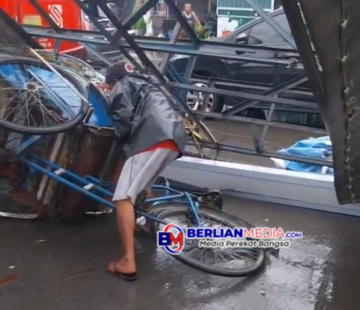 Baliho Raksasa di Depan Jalan Kebonharjo I Tumbang, Timpa Becak dan Picu Kemacetan
