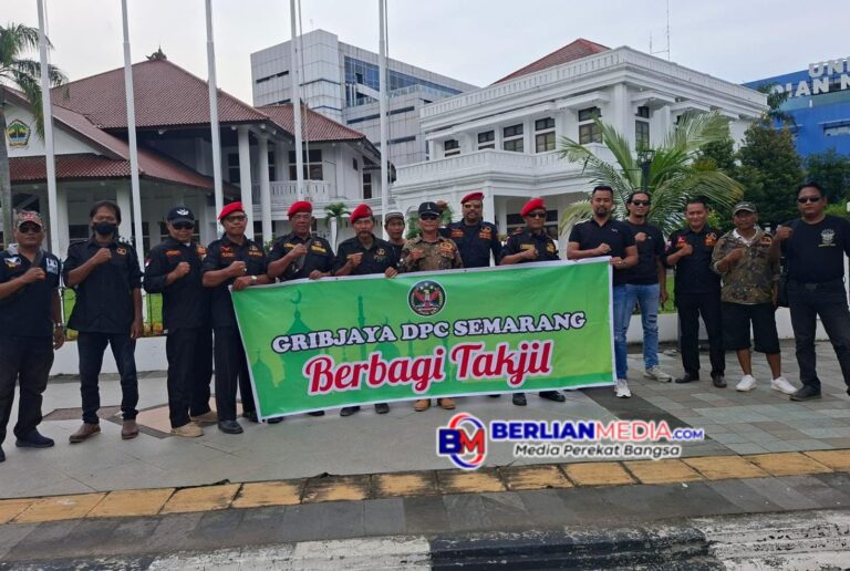 GRIB Jaya Kota Semarang Berkumpul di Kawasan Tugu Muda Bagikan Ratusan Takjil