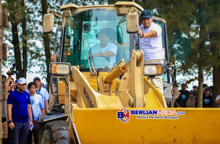 Naik Alat Berat di Pantai Jodo, Ahmad Luthfi-Taj Yasin Pimpin Gerakan Jateng ASRI Serentak di 35 Daerah