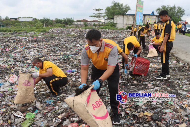 Dukung Program Presiden, Polres Demak Bersihkan TPS Sementara Desa Cabean