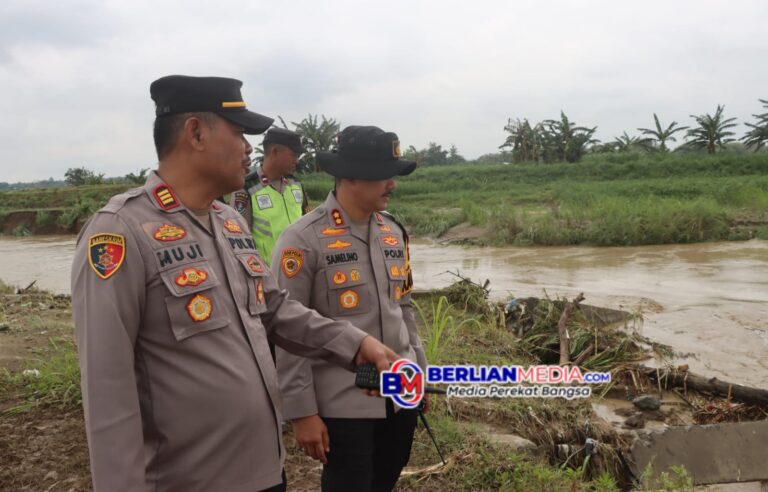 Tanggul Sungai Cabean Karangawen Jebol, Warga Dievakuasi dan Dipastikan Selamat