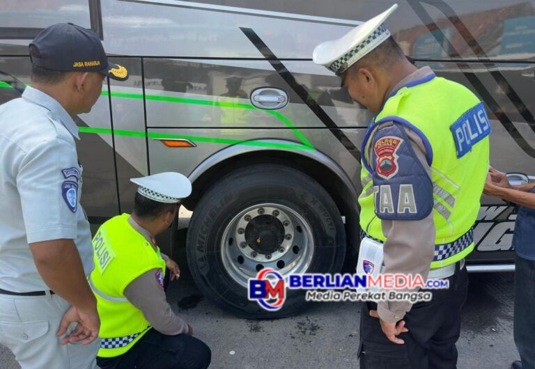 Cegah Kecelakaan, Satlantas Polres Demak Periksa Kendaraan dan Pasang Imbauan