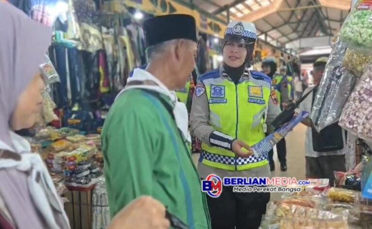 Operasi Keselamatan Candi 2026, Polwan Satlantas Demak Edukasi Warga di Obyek Vital
