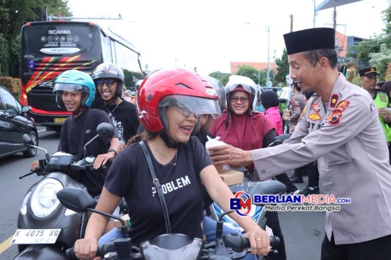 Berkah Ramadan, Polres Jepara Bagikan Takjil Setiap Hari Bersama Bhayangkari
