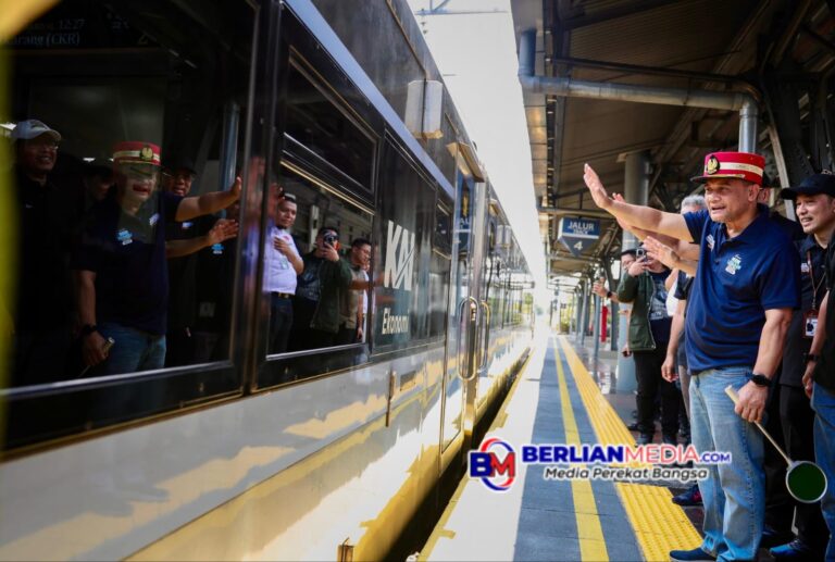 Gubernur Ahmad Luthfi Lepas Ratusan Pemudik Gratis via Kereta Pulang ke Jateng