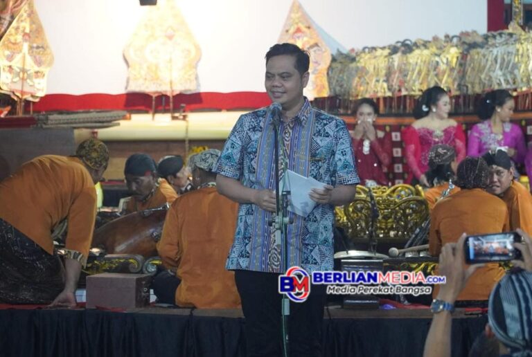 Wahyu Sandang Pangan Hidupkan Malam Lomban Syawalan, Bupati: Tahun Depan Kondisi TPI Ujungbatu Lebih Baik