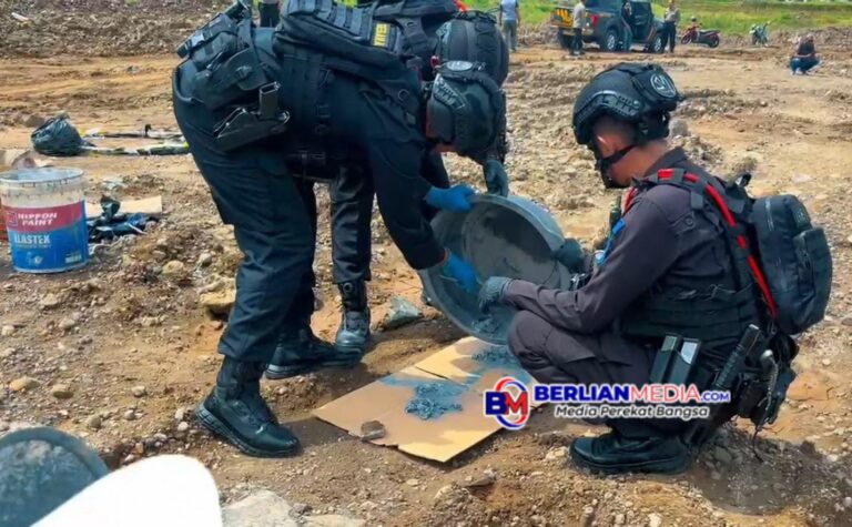 Tim Gegana Satbrimob Polda Jateng Musnahkan Bahan Peledak di Tembalang, Semarang 