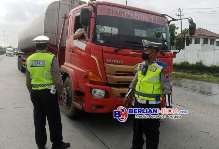Demi Kelancaran Arus Balik, Polda Jateng Lagi Lakukan Penyekatan Truk Sumbu Tiga di Ujung Tol Kaligawe