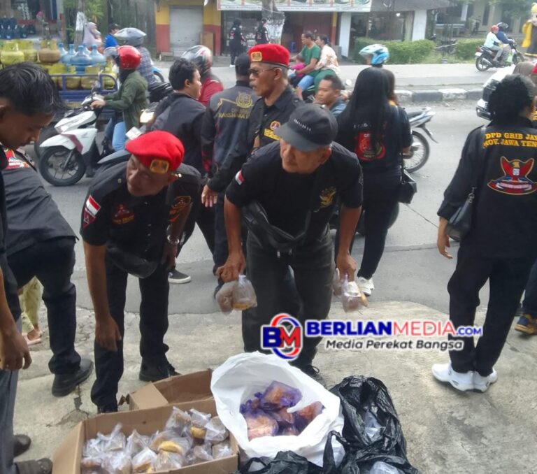 Satgas GRIB Jaya DPD Jateng Bagikan Ribuan Takjil di Kawasan Genuk Semarang
