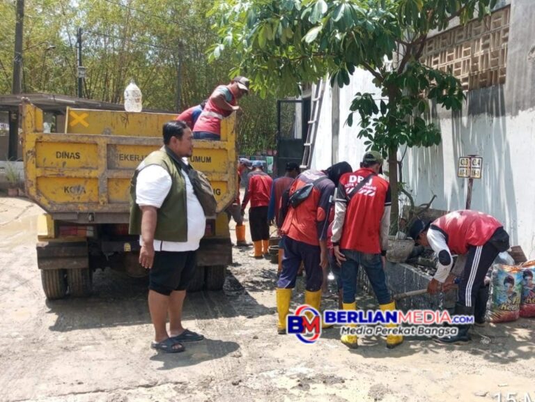 Perkuat Tanggul Dinar Indah dengan Trucuk Bambu, Wali kota Agustina Instruksikan Penanganan Banjir Serentak di Berbagai Titik