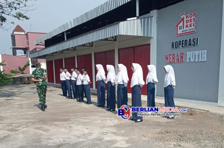 Babinsa Kodim 0736/Batang Latih PBB Siswa SMP di Halaman Koperasi Merah Putih