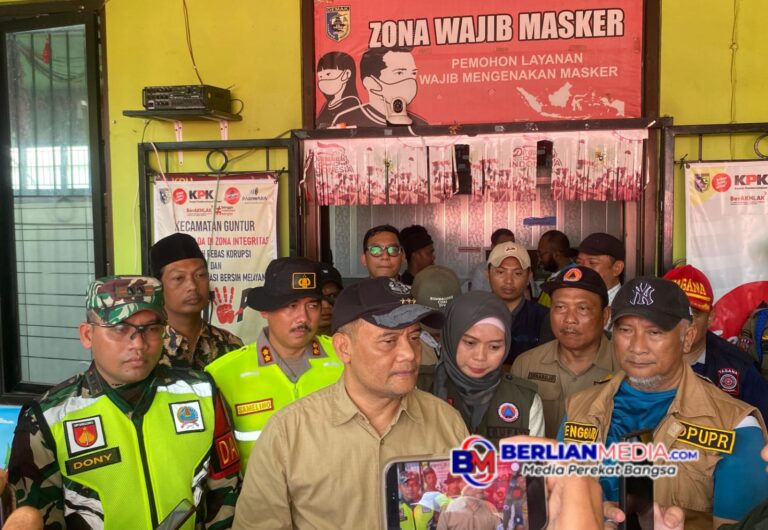 Gubernur Jateng dan Forkopimda Demak Tinjau Pengungsian Banjir di Trimulyo, Siapkan Solusi Penanganan